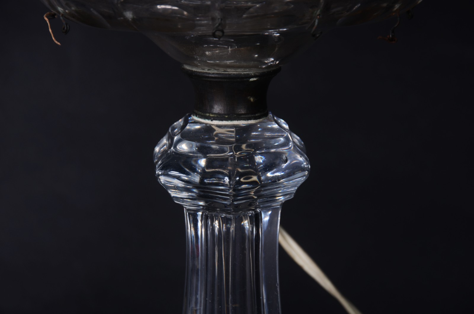 Duas peças de cristal, sendo: jarra com bocal e alça de metal e base... - foto 3 de 8