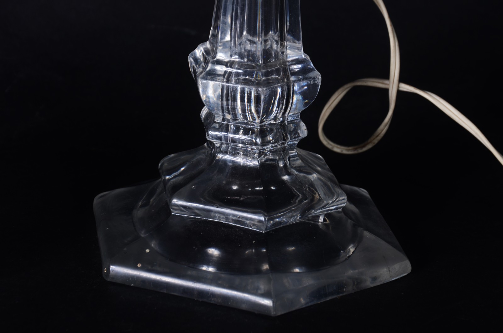Duas peças de cristal, sendo: jarra com bocal e alça de metal e base... - foto 4 de 8