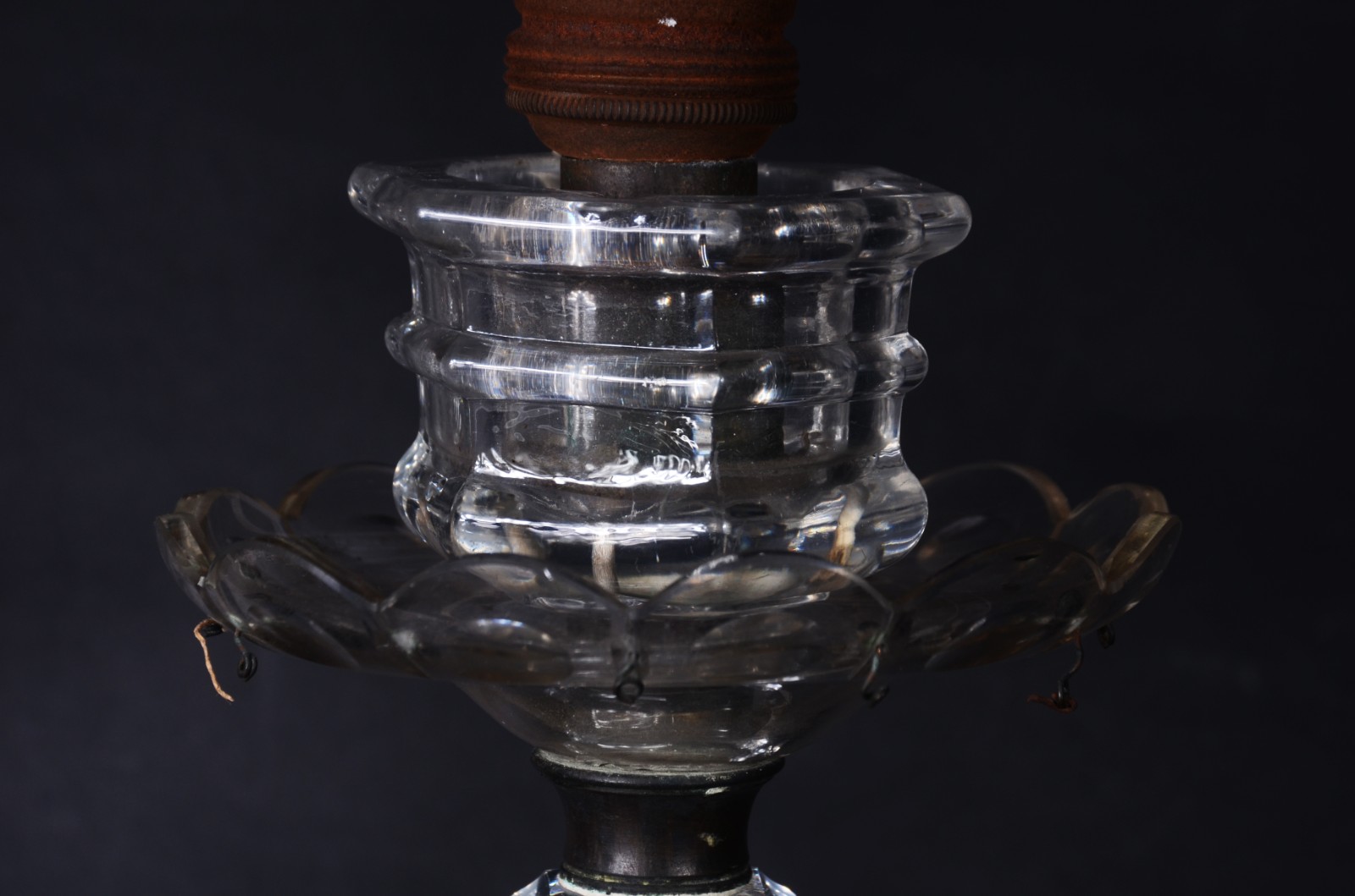 Duas peças de cristal, sendo: jarra com bocal e alça de metal e base... - foto 5 de 8