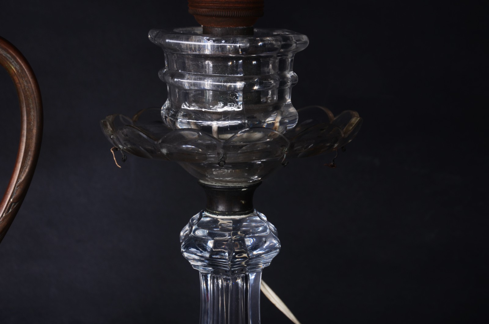 Duas peças de cristal, sendo: jarra com bocal e alça de metal e base... - foto 6 de 8