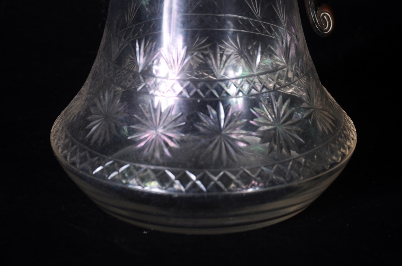 Duas peças de cristal, sendo: jarra com bocal e alça de metal e base... - foto 7 de 8