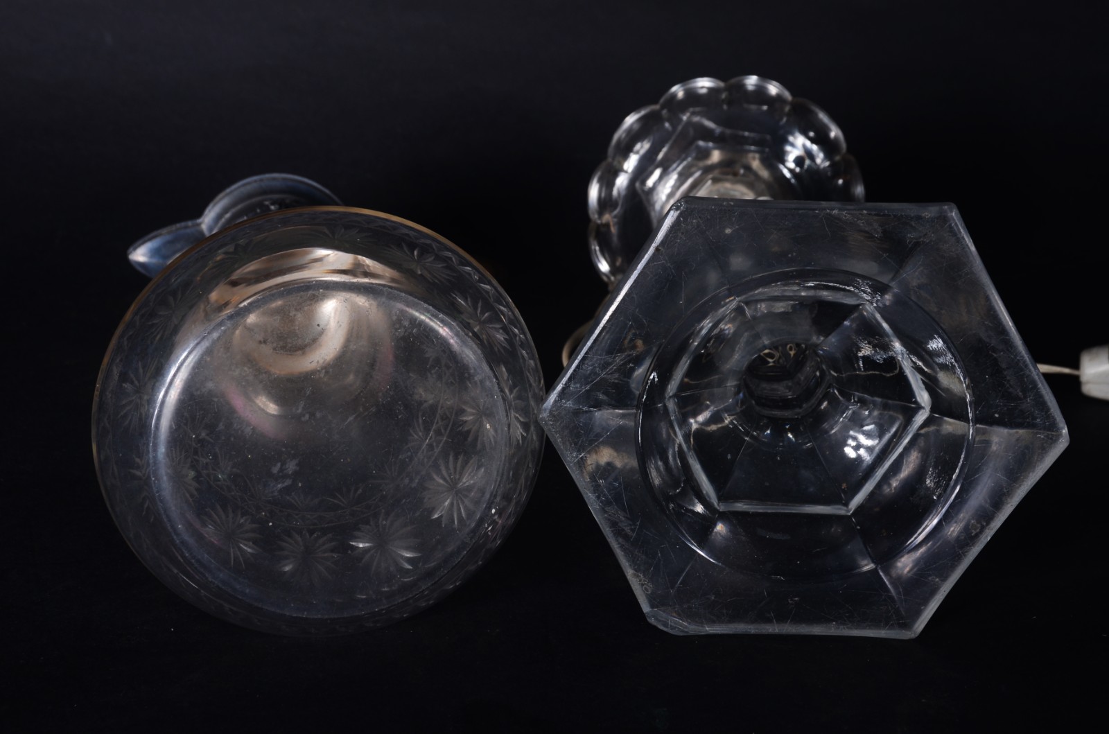 Duas peças de cristal, sendo: jarra com bocal e alça de metal e base... - foto 8 de 8