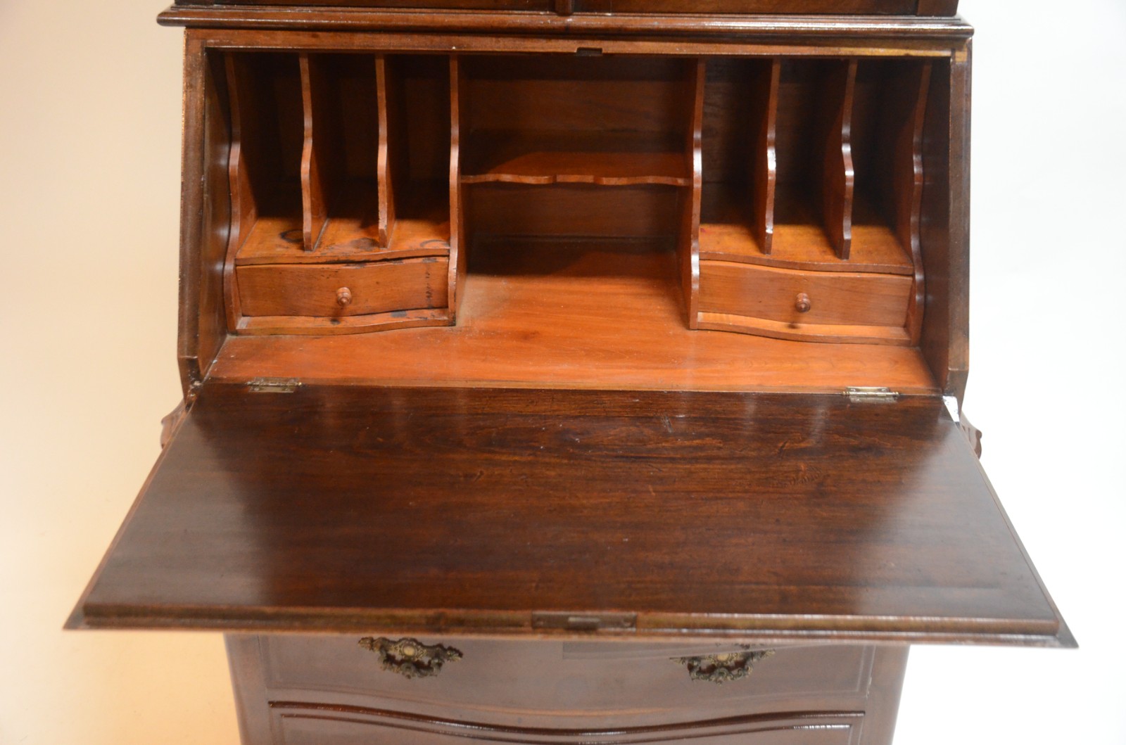 Cômoda book case de madeira nobre com 3 gavetas, tampo articulado... - foto 4 de 8