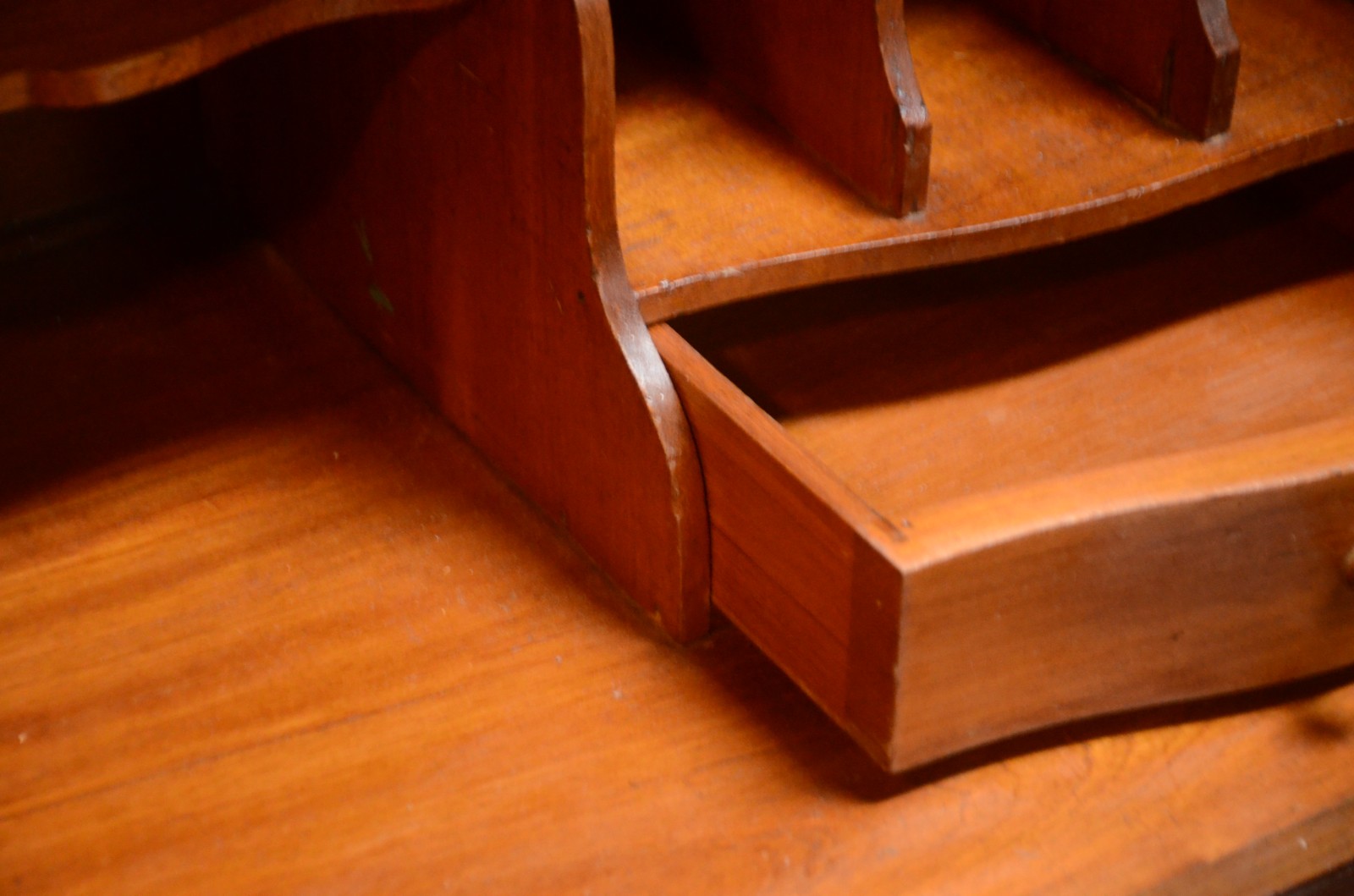 Cômoda book case de madeira nobre com 3 gavetas, tampo articulado... - foto 5 de 8