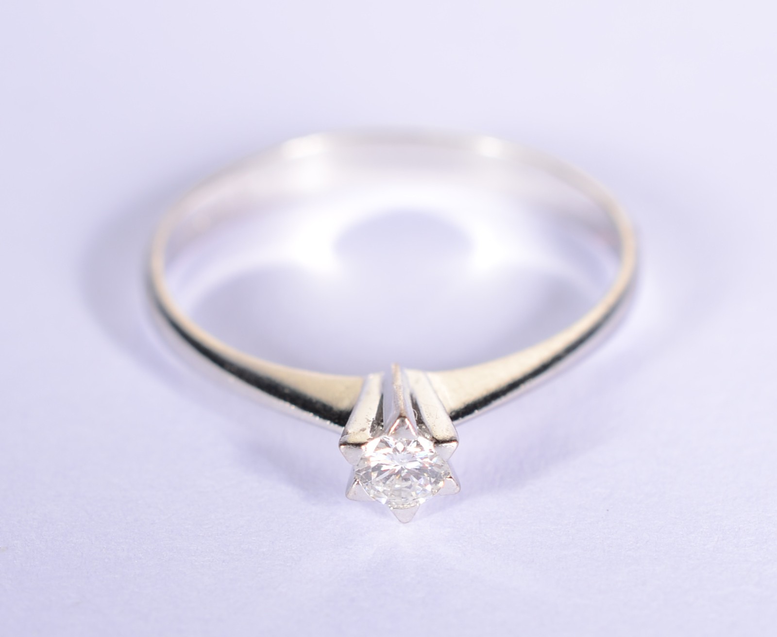 Solitário de ouro branco com um brilhante de 0,20 ct, aro 16. (Por... - foto 1 de 8