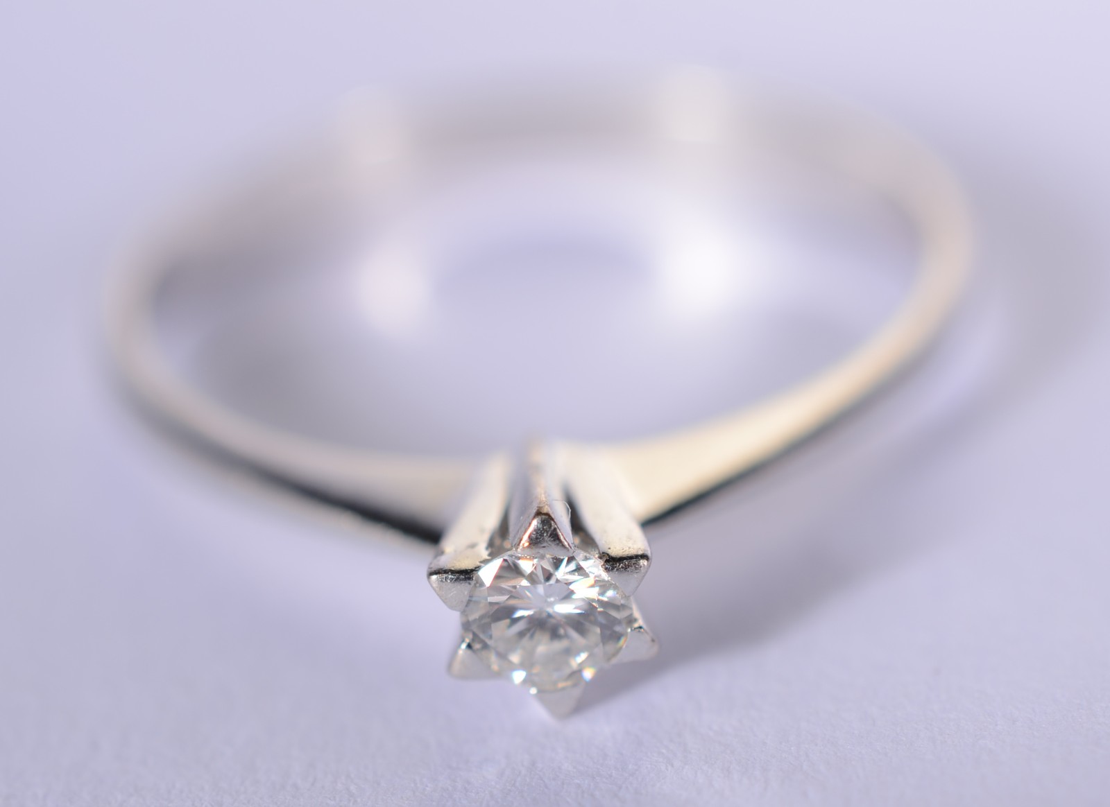 Solitário de ouro branco com um brilhante de 0,20 ct, aro 16. (Por... - foto 2 de 8