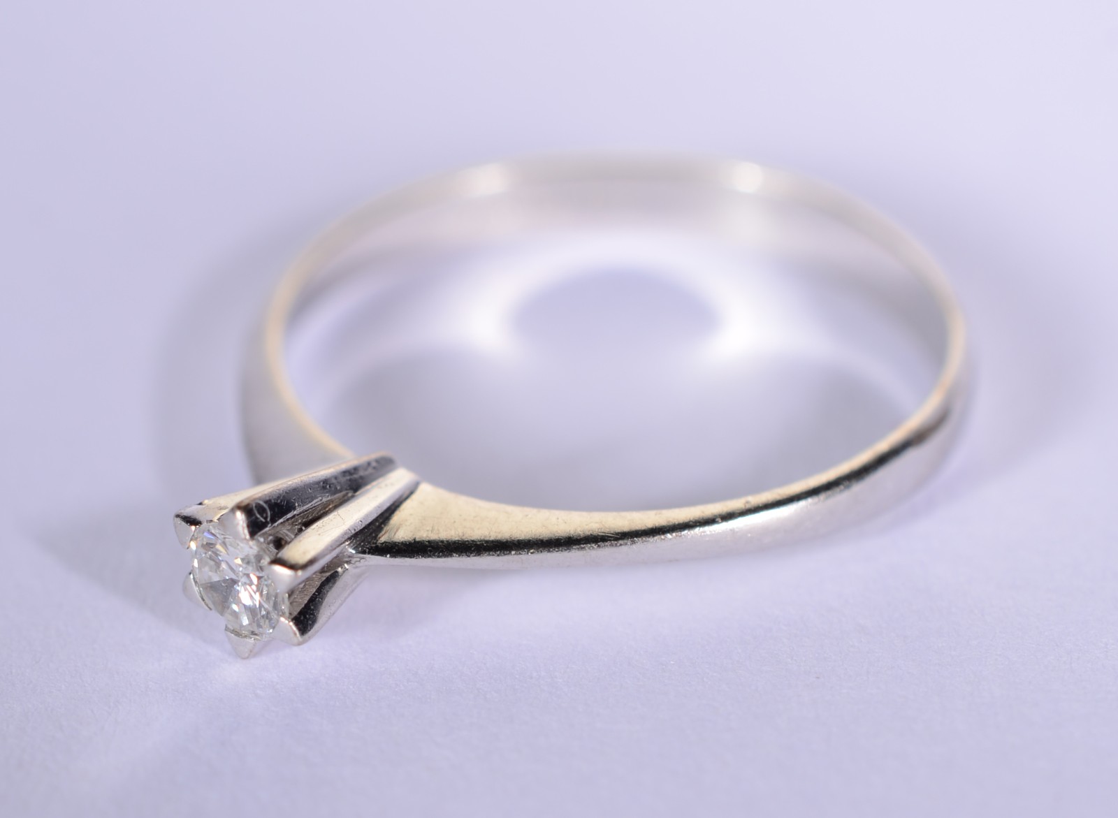 Solitário de ouro branco com um brilhante de 0,20 ct, aro 16. (Por... - foto 3 de 8