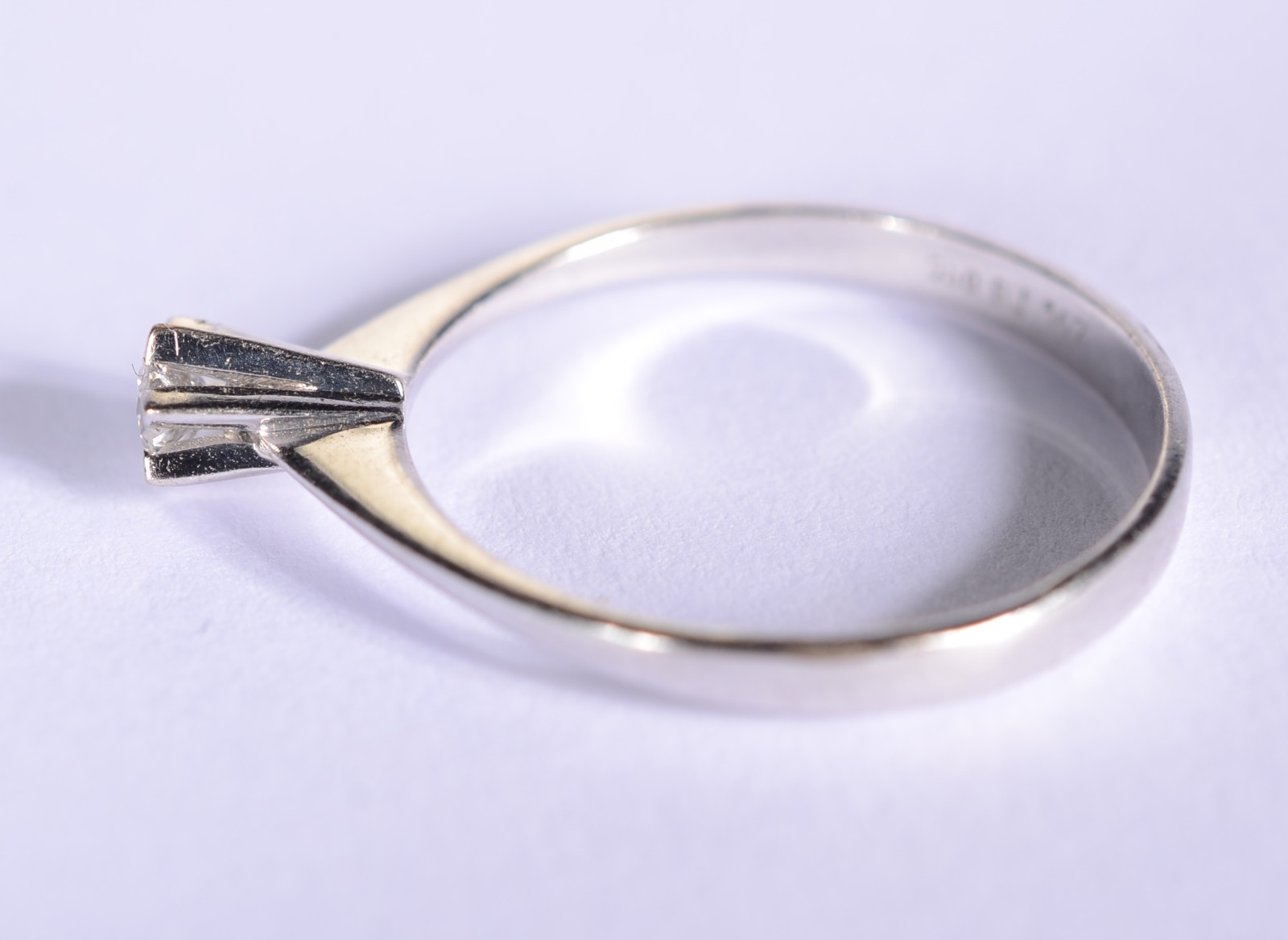 Solitário de ouro branco com um brilhante de 0,20 ct, aro 16. (Por... - foto 4 de 8