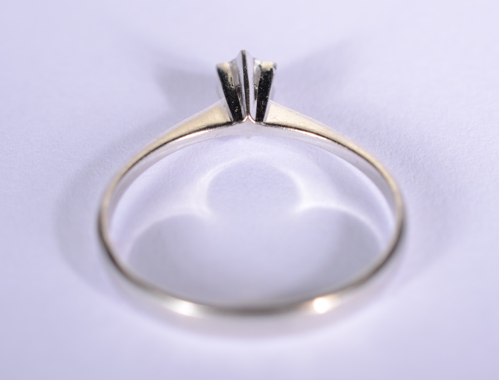 Solitário de ouro branco com um brilhante de 0,20 ct, aro 16. (Por... - foto 5 de 8