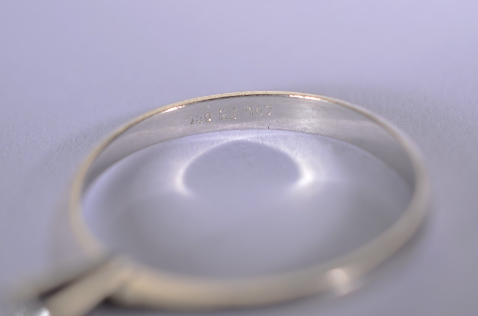 Solitário de ouro branco com um brilhante de 0,20 ct, aro 16. (Por... - foto 6 de 8