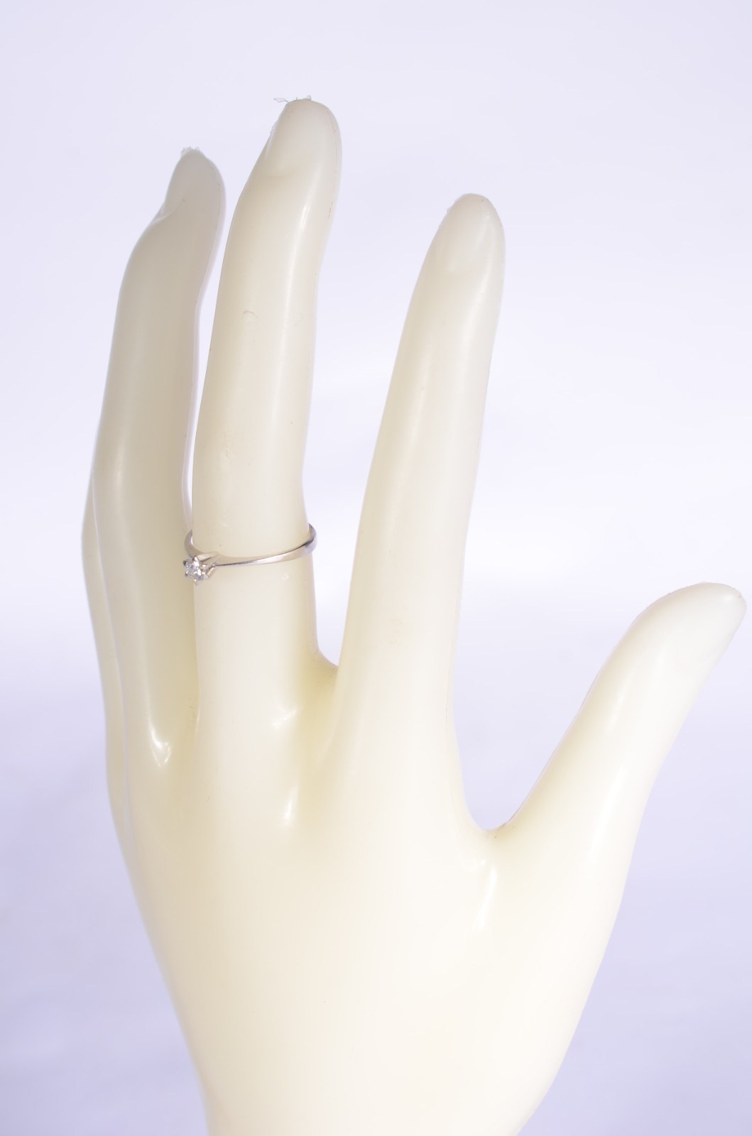 Solitário de ouro branco com um brilhante de 0,20 ct, aro 16. (Por... - foto 7 de 8