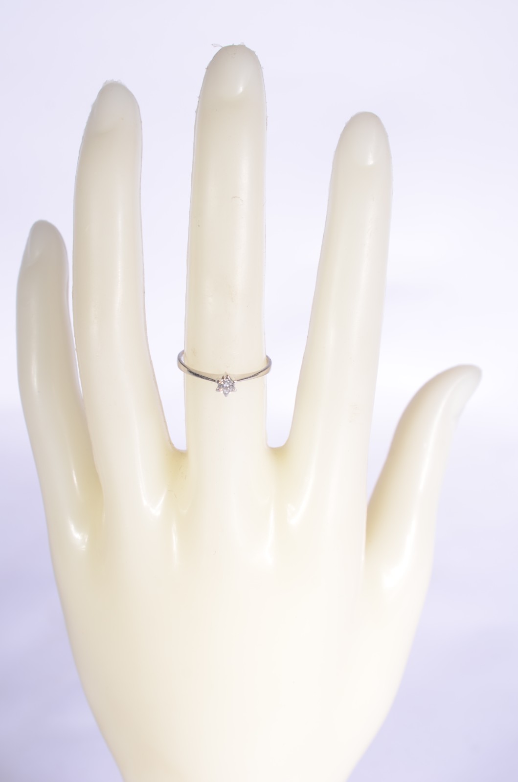 Solitário de ouro branco com um brilhante de 0,20 ct, aro 16. (Por... - foto 8 de 8