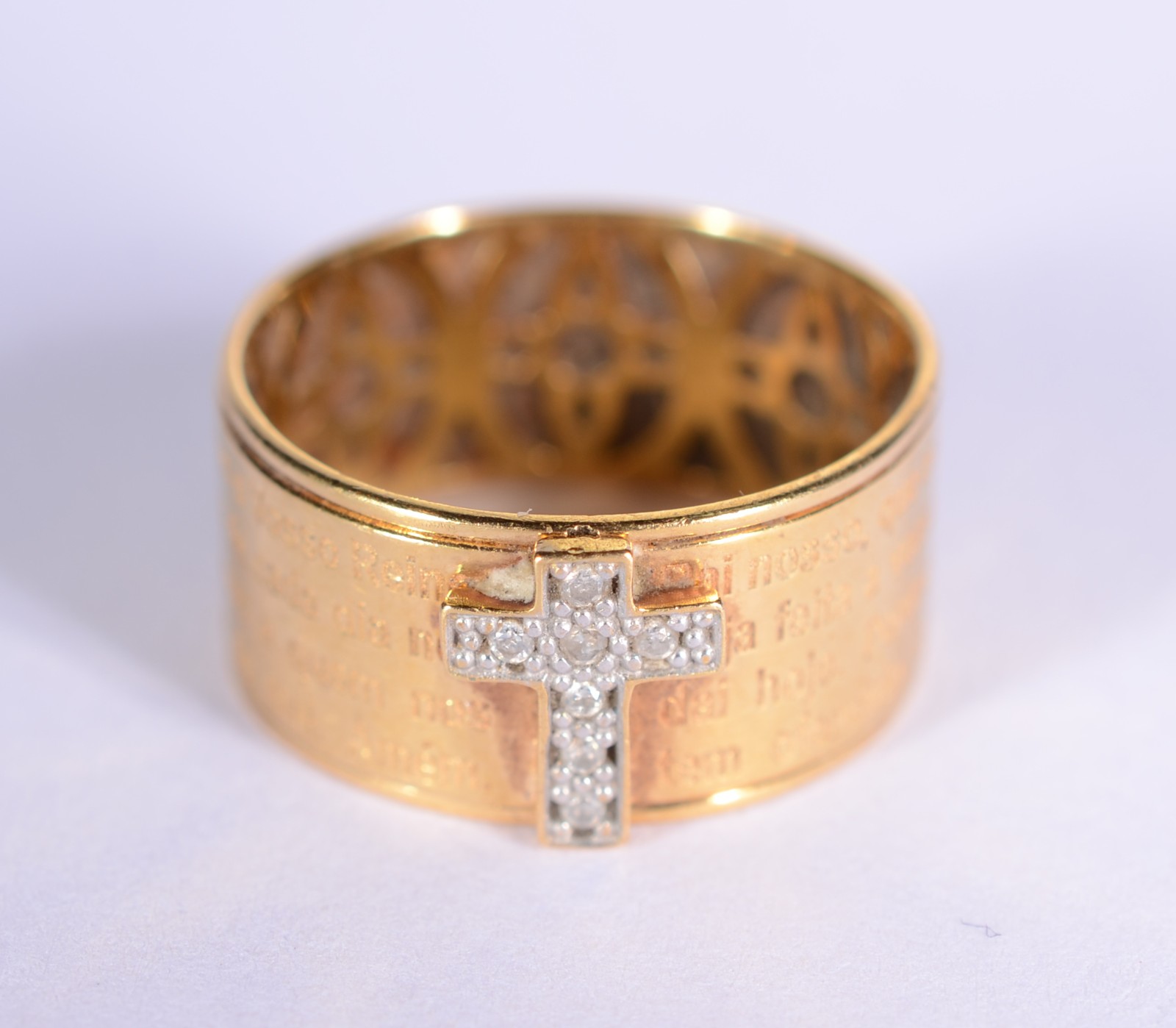 Anel de ouro 18 k., contraste 750 mls com cruz com brilhantes e... - foto 1 de 5