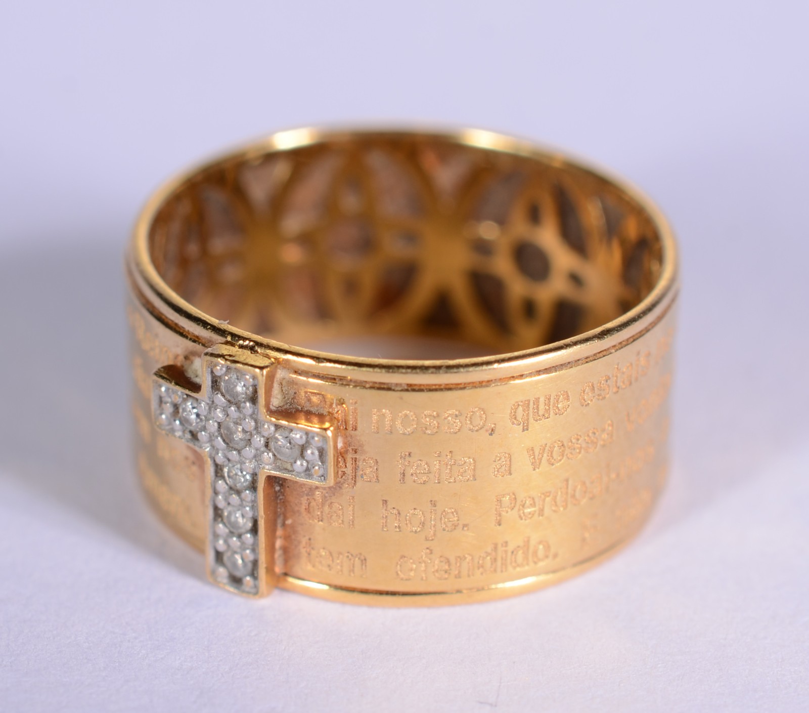 Anel de ouro 18 k., contraste 750 mls com cruz com brilhantes e... - foto 2 de 5