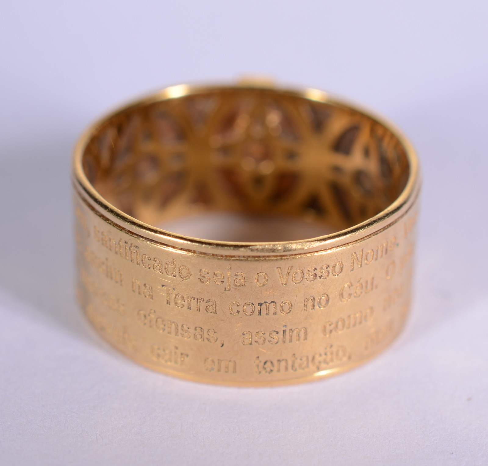 Anel de ouro 18 k., contraste 750 mls com cruz com brilhantes e... - foto 3 de 5