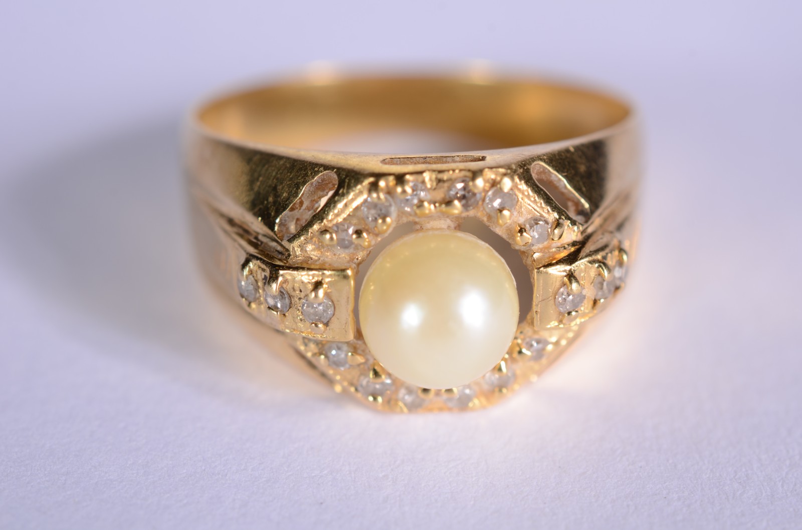 Anel de ouro 18 k., contraste 750 mls cravejado com safiras brancas e... - foto 1 de 6