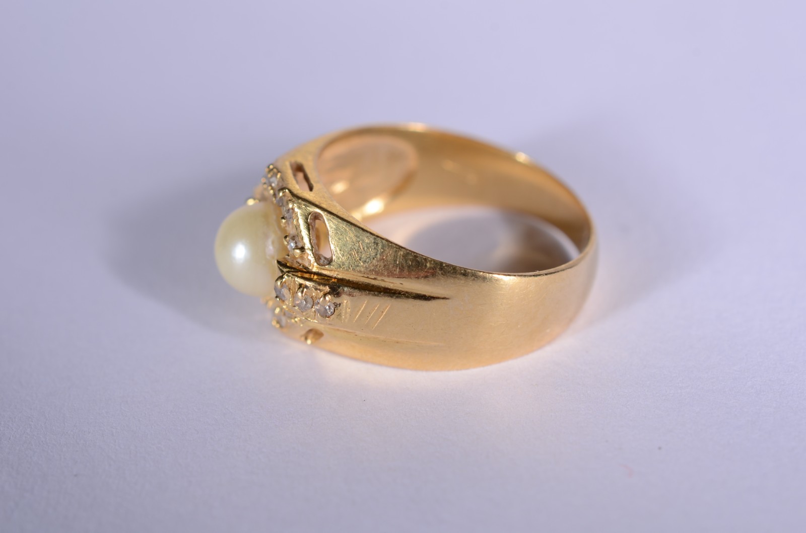 Anel de ouro 18 k., contraste 750 mls cravejado com safiras brancas e... - foto 2 de 6