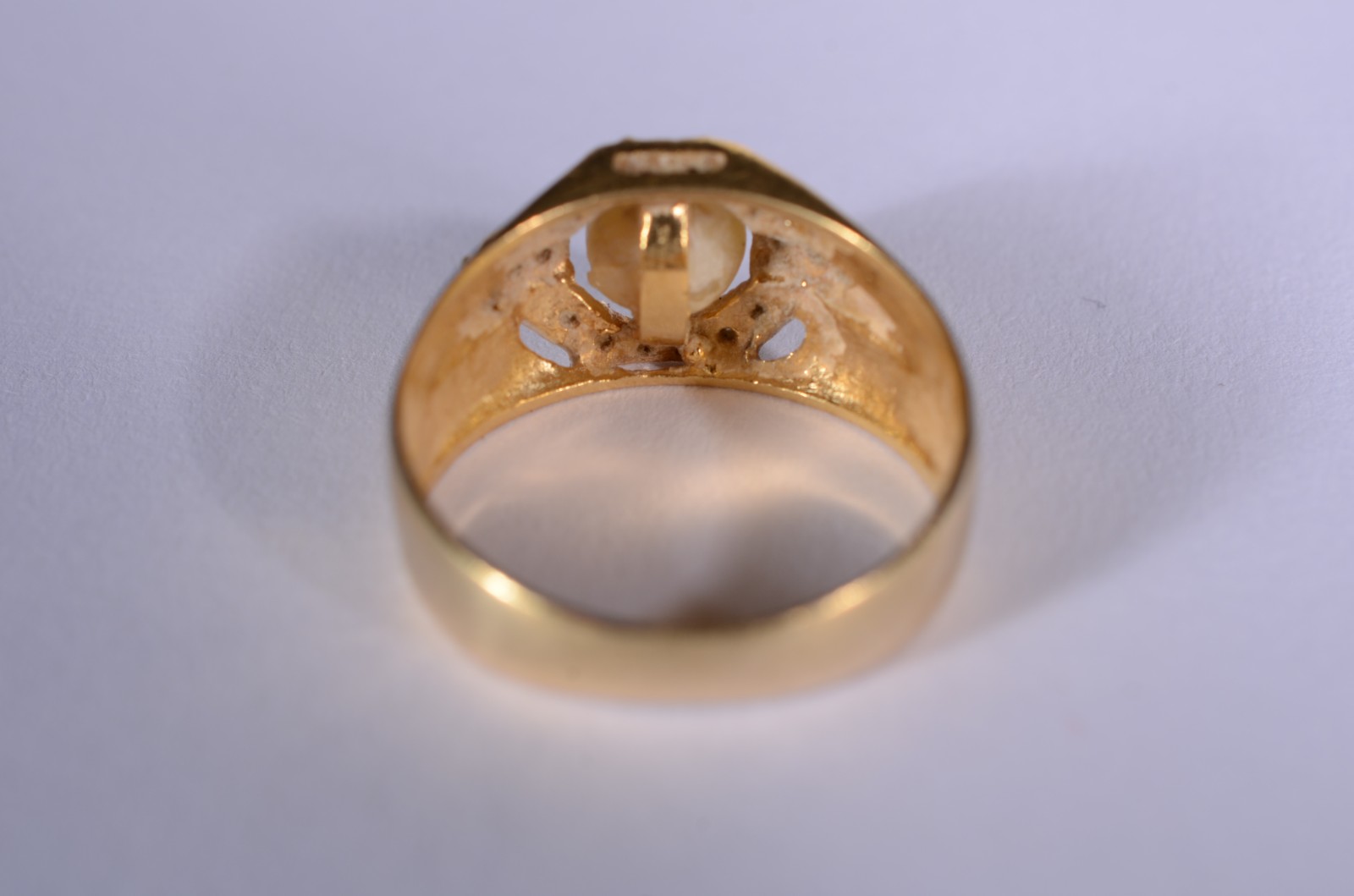 Anel de ouro 18 k., contraste 750 mls cravejado com safiras brancas e... - foto 3 de 6