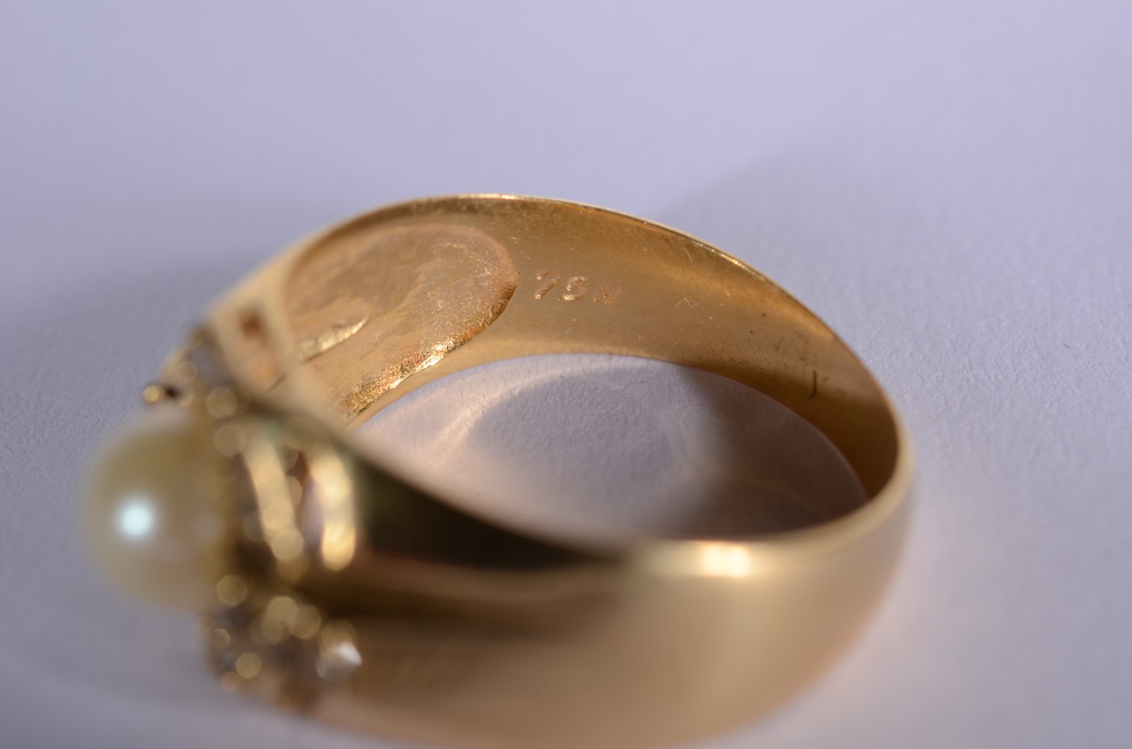 Anel de ouro 18 k., contraste 750 mls cravejado com safiras brancas e... - foto 4 de 6