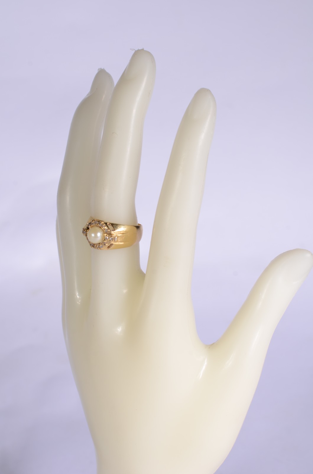 Anel de ouro 18 k., contraste 750 mls cravejado com safiras brancas e... - foto 6 de 6