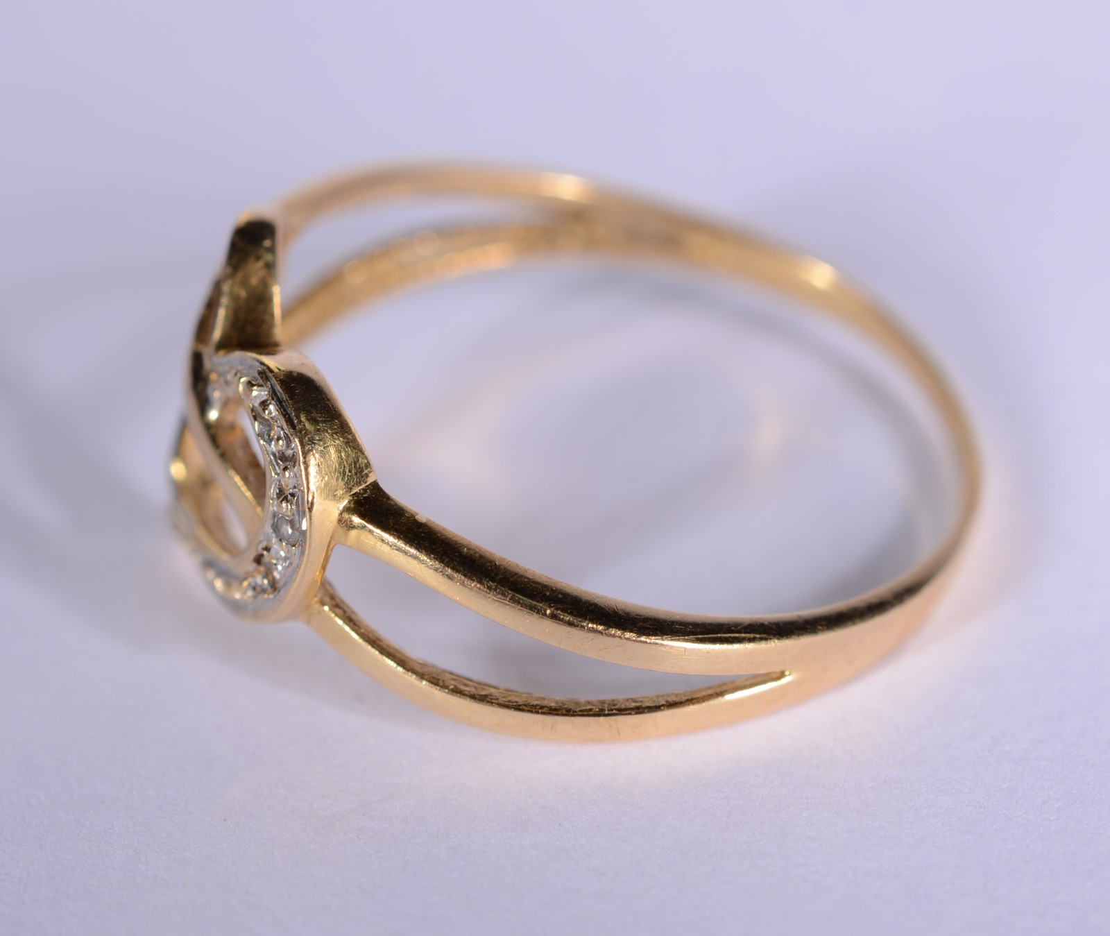 Anel de ouro 18 k., contraste 750 mls na forma de coração, aro 22... - foto 3 de 7