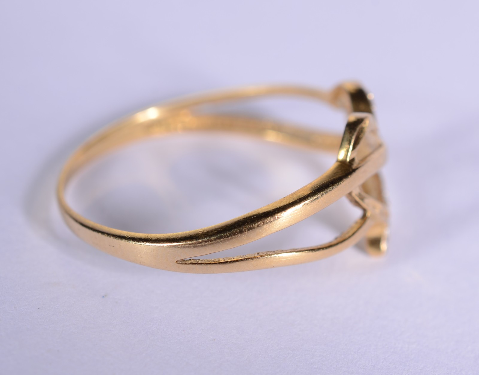 Anel de ouro 18 k., contraste 750 mls na forma de coração, aro 22... - foto 5 de 7