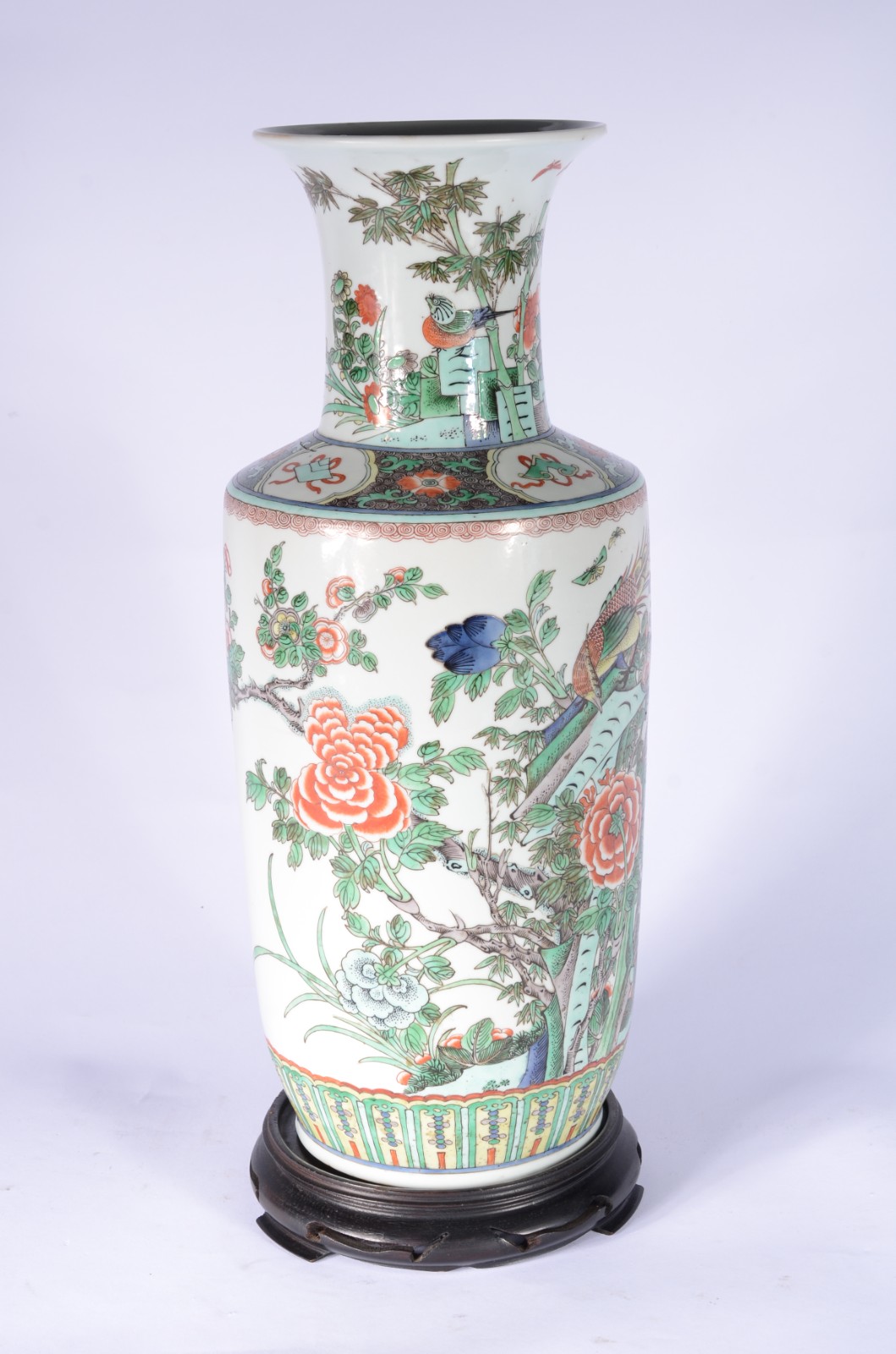 Antigo vaso de porcelana oriental, decorado com flores e folhagens em... - foto 1 de 5
