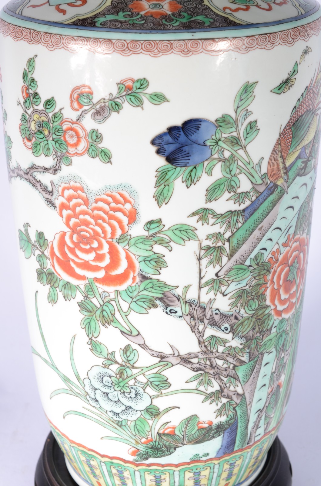 Antigo vaso de porcelana oriental, decorado com flores e folhagens em... - foto 2 de 5