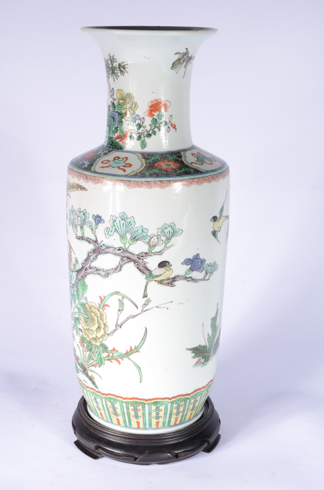 Antigo vaso de porcelana oriental, decorado com flores e folhagens em... - foto 3 de 5