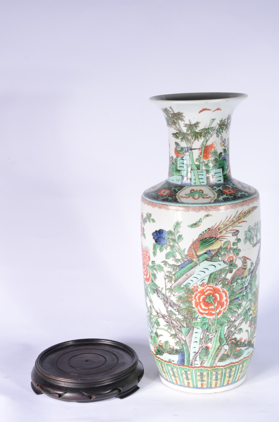 Antigo vaso de porcelana oriental, decorado com flores e folhagens em... - foto 4 de 5