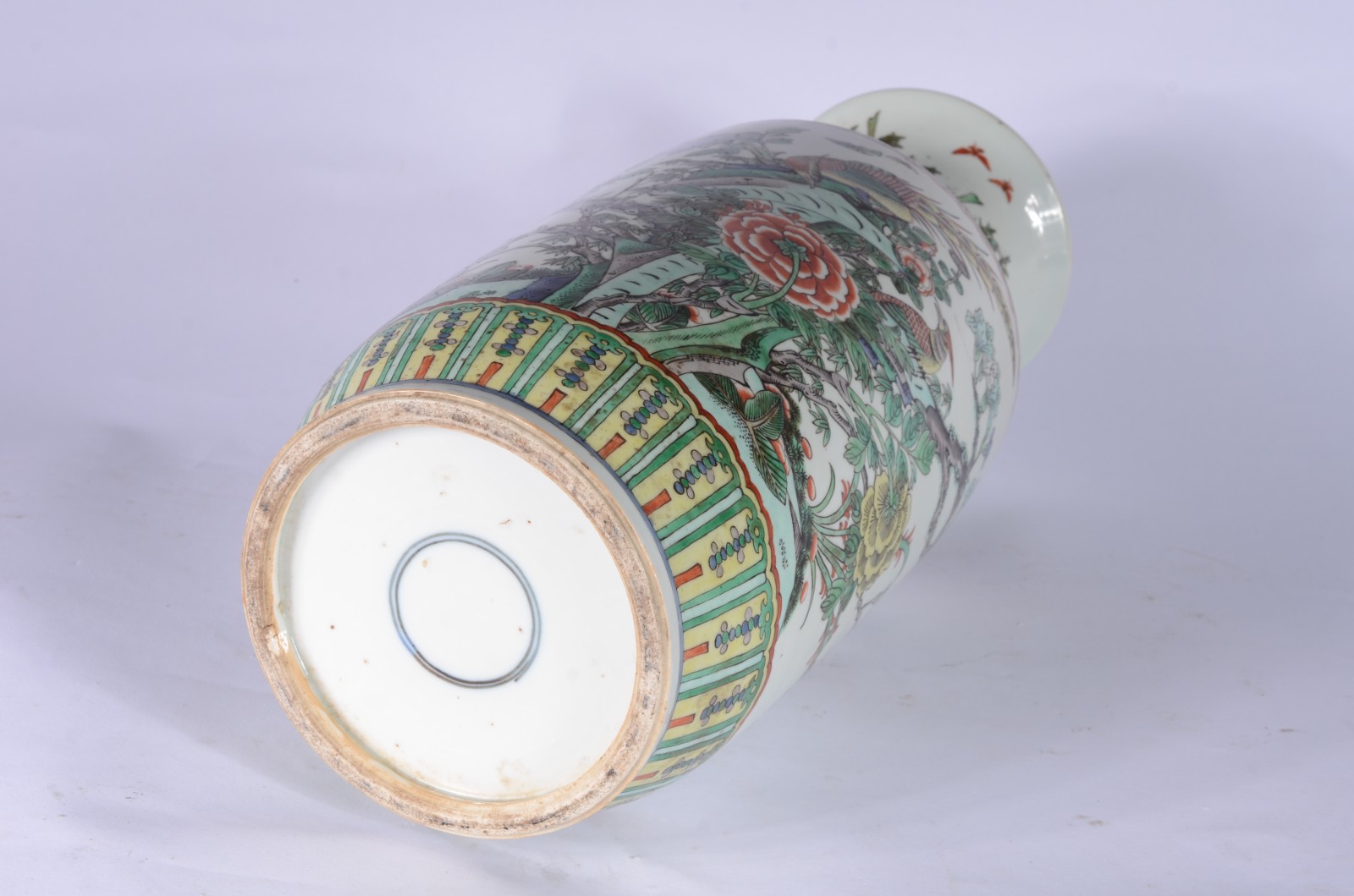 Antigo vaso de porcelana oriental, decorado com flores e folhagens em... - foto 5 de 5