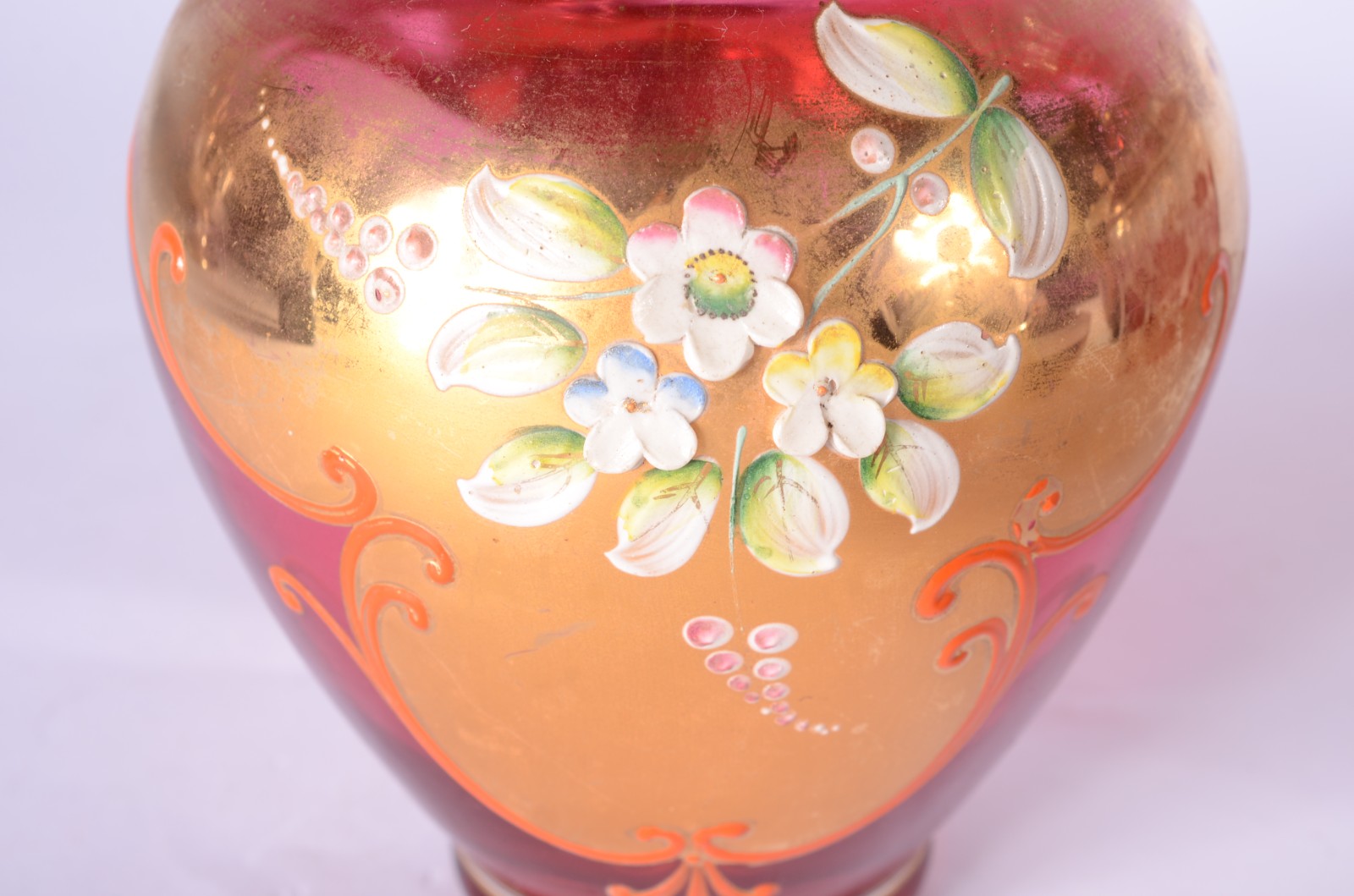 Diversas peças, sendo: Garrafa de cristal facetada decorada com uvas... - foto 2 de 6