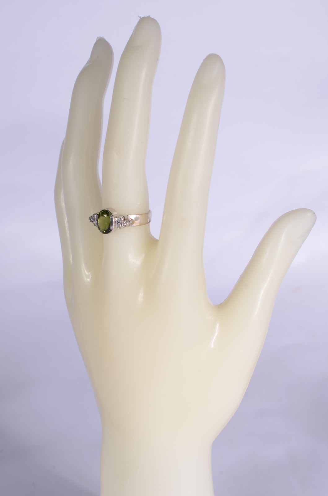 Anel de ouro branco cravejado com 6 brilhantes e pedras verdes, aro... - foto 7 de 8