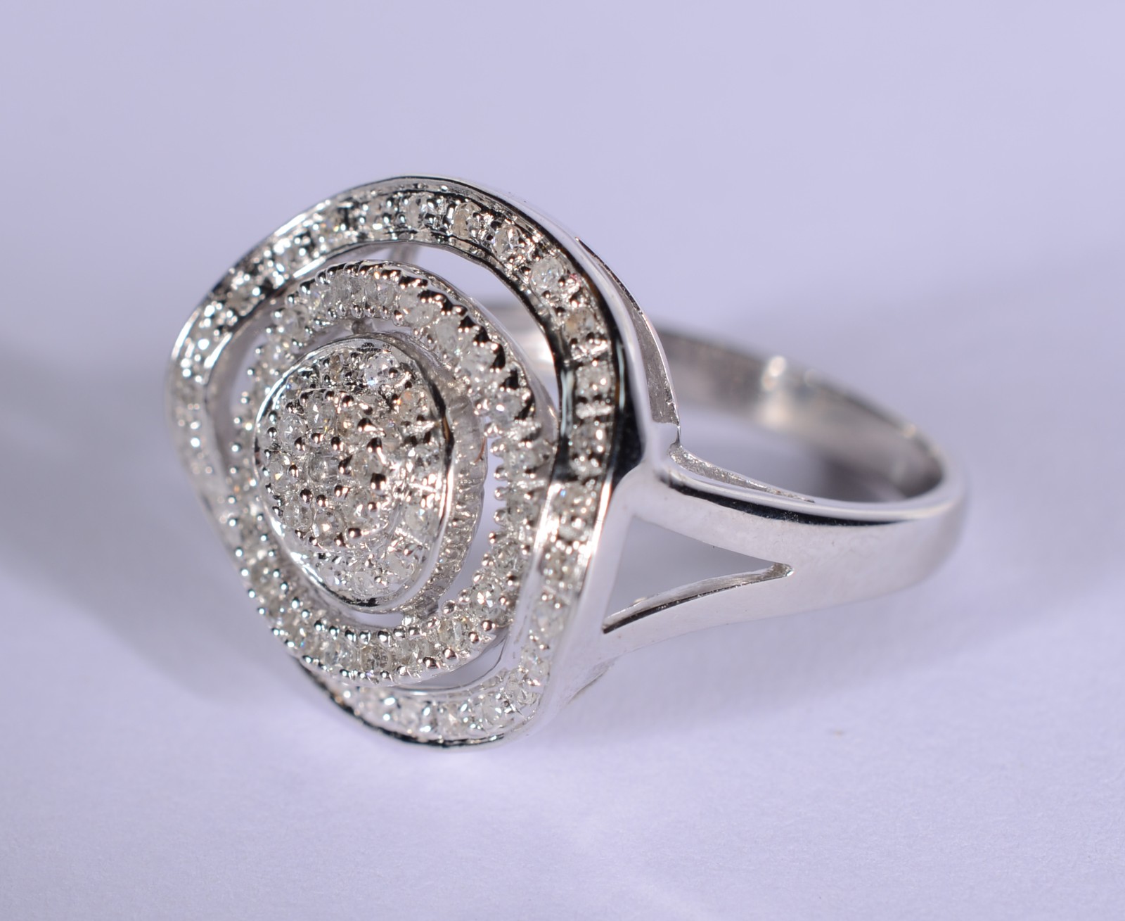 Anel de ouro branco cravejado com brilhantes, aro 19. (Por motivos de... - foto 2 de 6