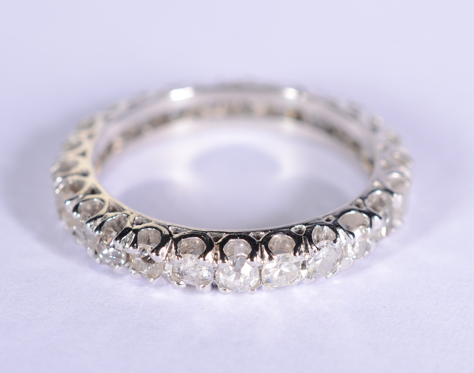 Aliança completa de ouro branco com 25 brilhantes de 0,08 ct cada... - foto 1 de 6