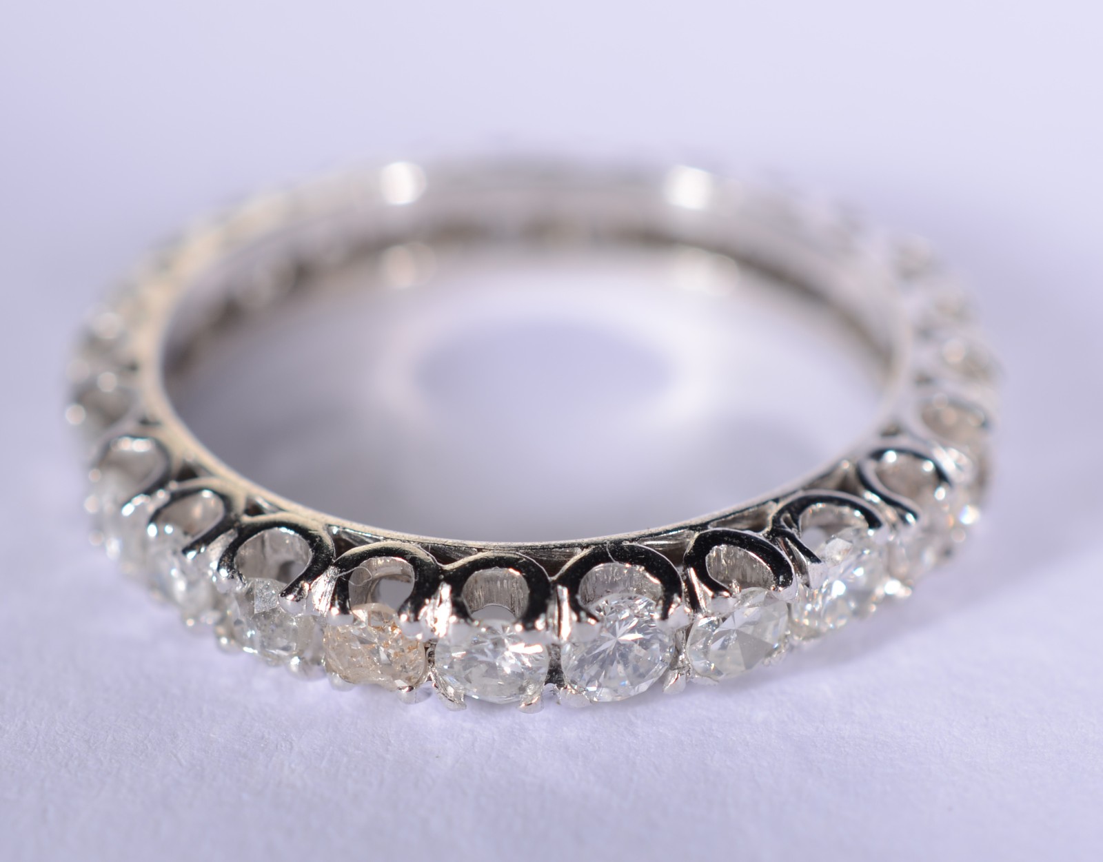 Aliança completa de ouro branco com 25 brilhantes de 0,08 ct cada... - foto 2 de 6