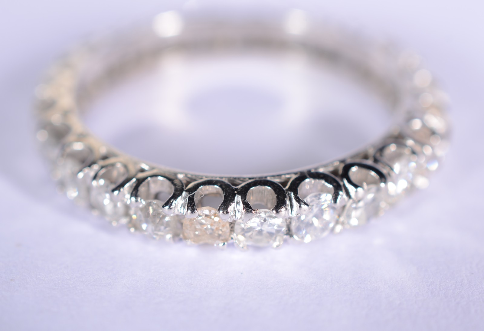 Aliança completa de ouro branco com 25 brilhantes de 0,08 ct cada... - foto 4 de 6
