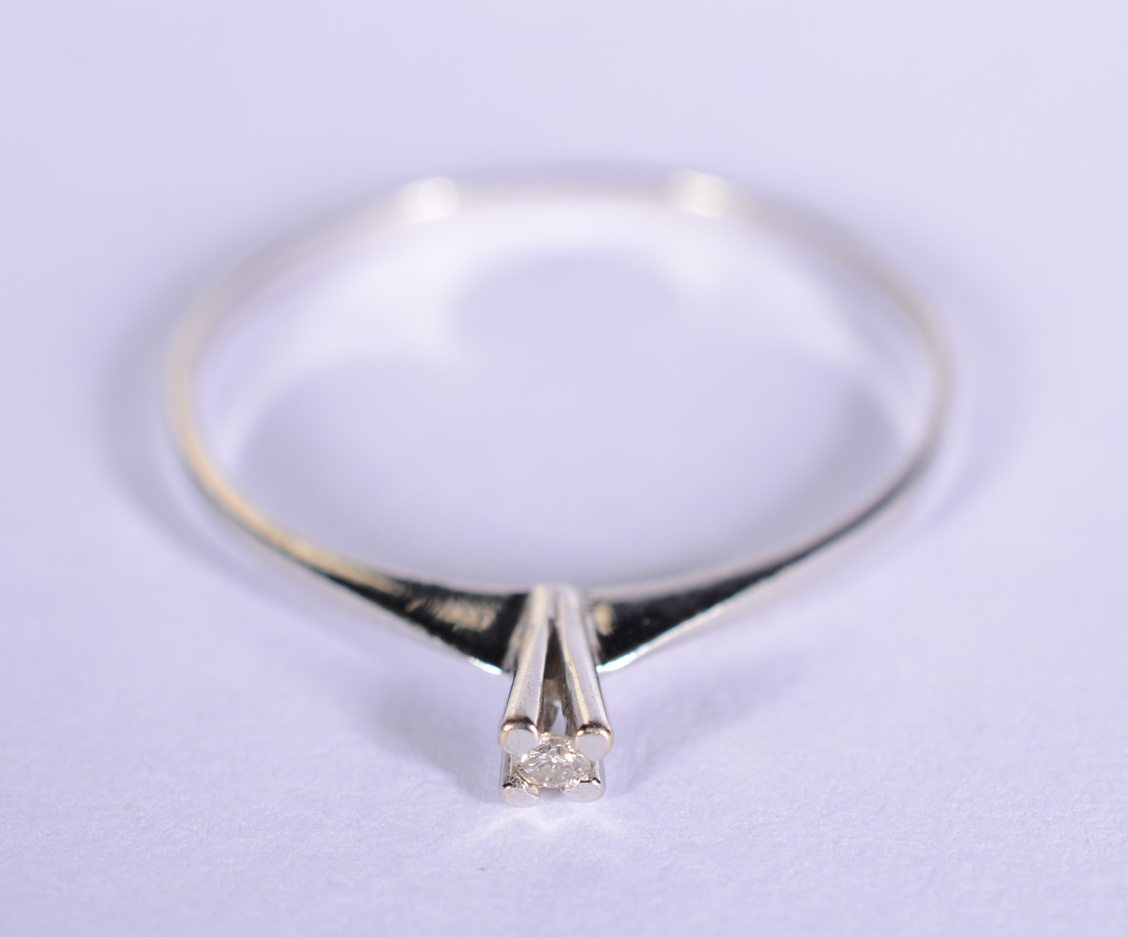 Solitário de ouro branco com um mini brilhante, aro 18. (Por motivos... - foto 1 de 6