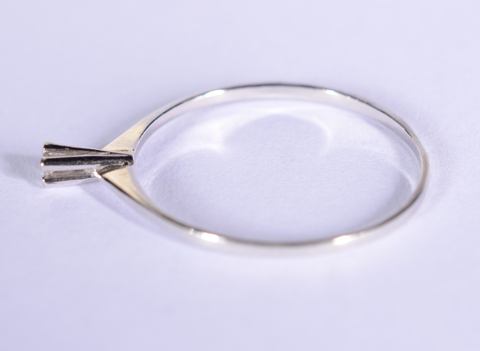 Solitário de ouro branco com um mini brilhante, aro 18. (Por motivos... - foto 2 de 6