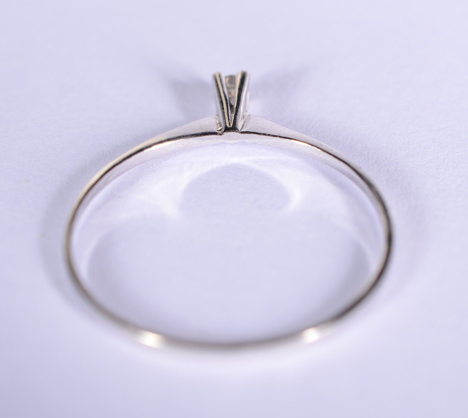 Solitário de ouro branco com um mini brilhante, aro 18. (Por motivos... - foto 4 de 6