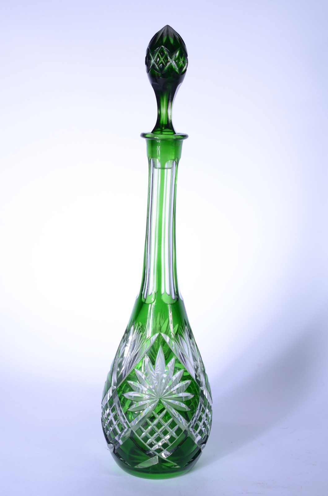 Garrafa de cristal europeu doublé verde lapidada, base estrelada. - foto 1 de 7