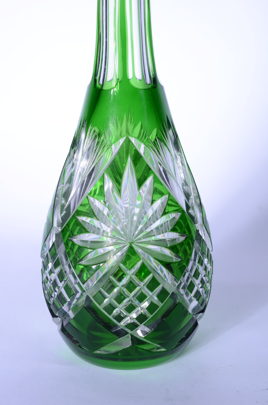 Garrafa de cristal europeu doublé verde lapidada, base estrelada. - foto 2 de 7