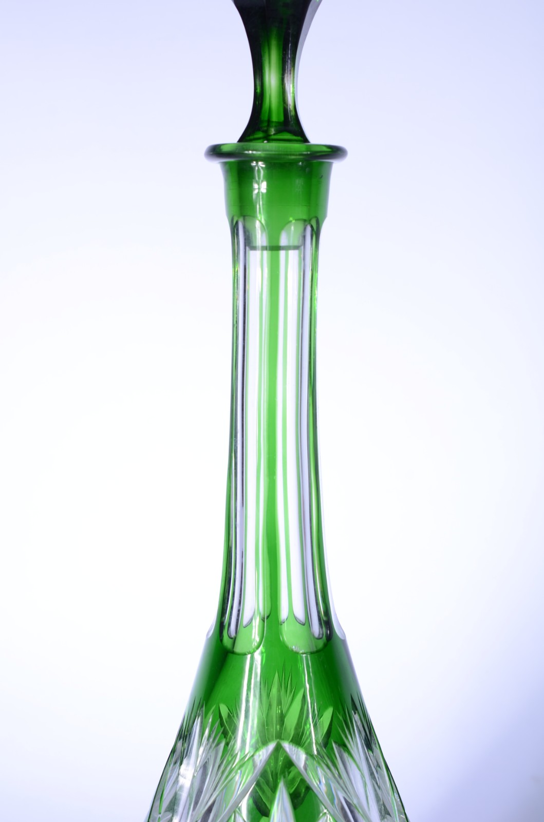 Garrafa de cristal europeu doublé verde lapidada, base estrelada. - foto 3 de 7