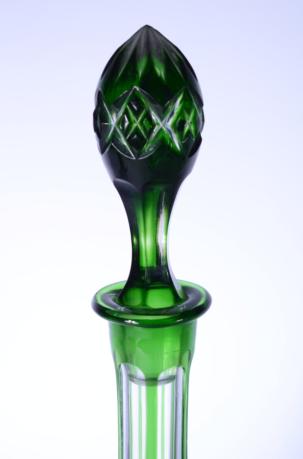 Garrafa de cristal europeu doublé verde lapidada, base estrelada. - foto 4 de 7
