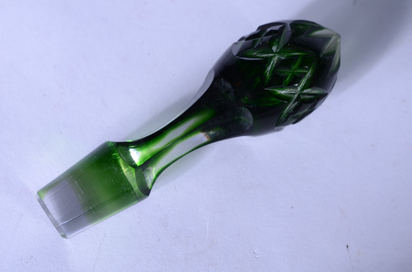 Garrafa de cristal europeu doublé verde lapidada, base estrelada. - foto 6 de 7