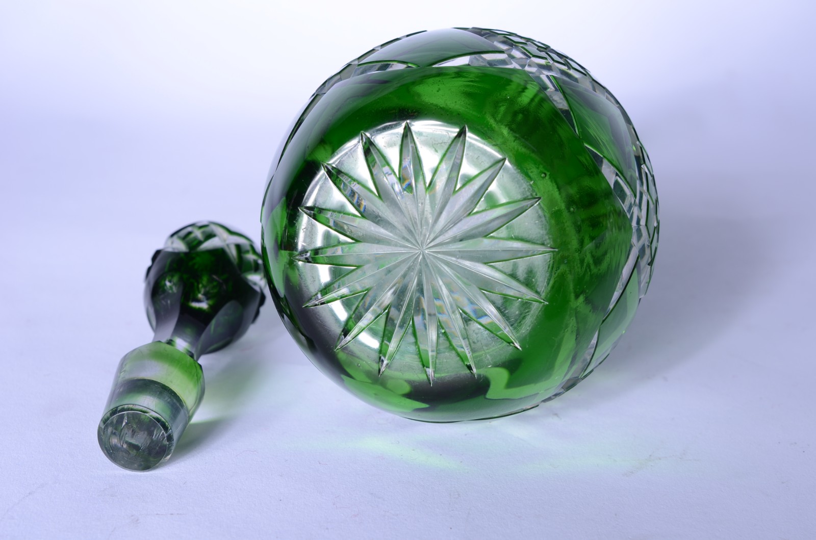 Garrafa de cristal europeu doublé verde lapidada, base estrelada. - foto 7 de 7