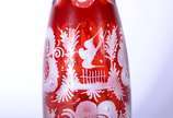 Garrafa de cristal tcheco double rubi com guirl... - Garrafa de cristal tcheco double rubi com guirlandas e pássaros lavrados, bocal facetado.