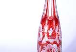 Garrafa de cristal tcheco double rubi com guirl... - Garrafa de cristal tcheco double rubi com guirlandas e pássaros lavrados, bocal facetado.