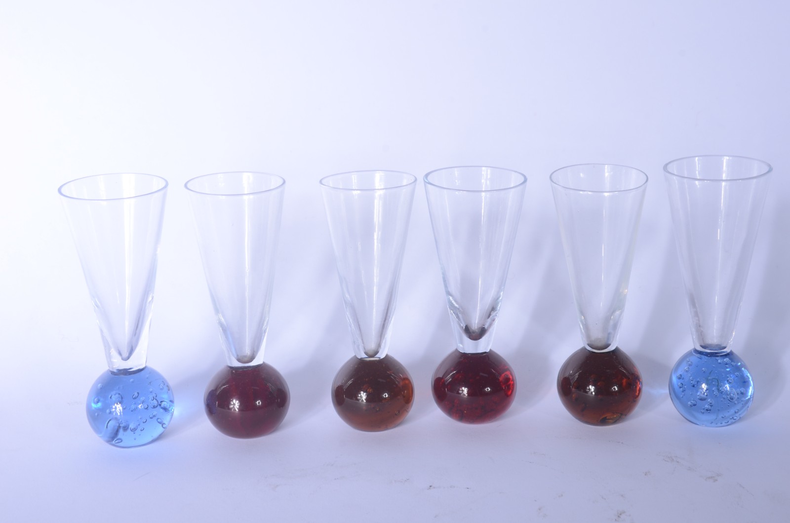 Seis cálices de vidro para licor, decorados com "bolas" coloridas na... - foto 1 de 3
