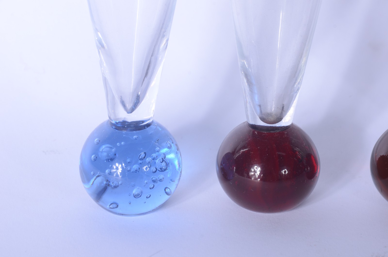 Seis cálices de vidro para licor, decorados com "bolas" coloridas na... - foto 2 de 3